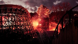 Hororová horská dráha v Anglicku: Jazda pekelnou bránou za 16 miliónov libier