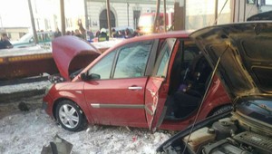 Kamión vrazil do áut, tie následne do ľudí na ulici