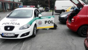 Mladík bez vodičáku zaútočil na policajné auto, zranil muža zákona