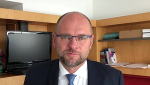 Lepšie by bolo zrušiť niektoré dane, nie zvyšovať minimálnu mzdu, tvrdí Richard Sulík