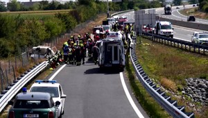 Tragická nehoda migrantov na diaľnici: V havarovanej dodávke bolo viac ako 20 ľudí, traja neprežili