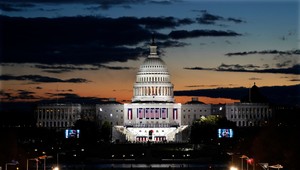 V USA viazne predaj zbraní a rušia sa stovky letov. Dôvodom je rekordný shutdown