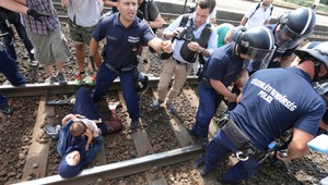 Utečenecká kríza paralyzovala dopravu, migranti skončili v utečeneckom centre