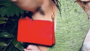 Hviezdna speváčka sa ukázala s dcérou! Tá s hrdosťou ukazuje prirodzene ochlpené podpazušie!