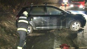 Chcel sa vyhnúť kamiónu, skončil zakliesnený v kopci