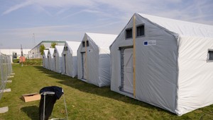 Dôstojnejší prestup pre migrantov. Stavajú sa stany aj provizórne domčeky