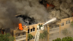 Mohutný požiar apartmánového domu: Minimálne 40 ľudí museli evakuovať