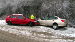 Sneh skomplikoval dopravu, pri Rožňave sa zrazili dve autá