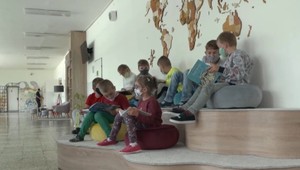 Učitelia svojpomocne prerobili školu. Teraz sa tam deti cítia ako doma