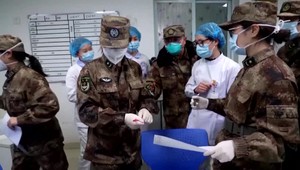 Počet obetí koronavírusu stúpol na 490, Japonsko hlási desať prípadov z výletnej lode