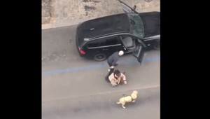 Surový počin taxikára. Z auta vyhodil nevidiacu ženu, lebo mu prekážal jej vodiaci pes