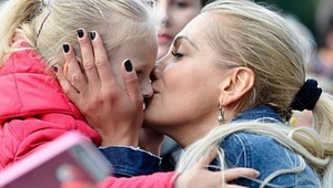 Dara miluje dotyky fanúšikov. Pobozkala dievčatko, starčekovi splnila sen