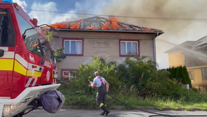 Požiar pripravil 90-ročného muža o domov, susedia ho zachraňovali z plameňov
