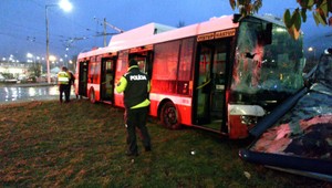 Ranná nehoda trolejbusu a smetiarskeho auta. Zranilo sa 7 ľudí