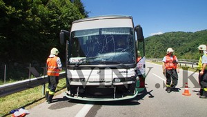 Autobus dostal defekt. Pri nehode zomrel jeden cestujúci