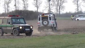 Nebezpečná bomba na poli. Do terénu okamžite vyrazili pyrotechnici