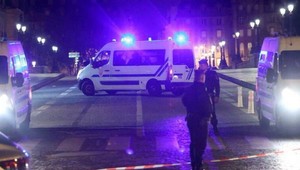 Tragédia v Paríži. Útočník zabil pri Eiffelovej veži turistu, dvoch zranil