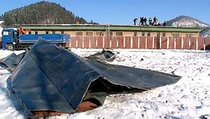 Oravou sa prehnal silný vietor, strhol strechu zo štadióna