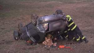 Vodič dostal šmyk a skončil na streche: Prvú pomoc mu poskytla okoloidúca záchranárka