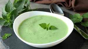 Táto jarná DETOX polievka je hotový zázrak: Prečistí vám telo a odplaví kilá navyše