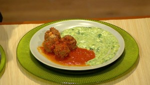 Hovädzie mäsove guličky v paradajkovej omačke so zemiakovo-špenátovým pyré