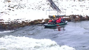 Splavovať Hron cez zimu, to je tradícia nadšencov zo stredného Slovenska