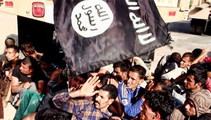 Iracká armáda bojuje o Tikrít, Kurdom dochádza benzín