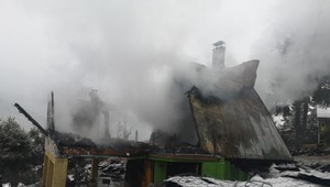 Požiar neďaleko lyžiarskeho strediska. Chatu pohltili obrovské plamene