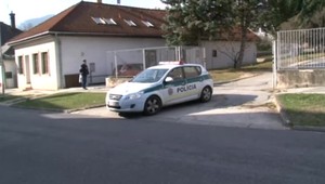 Žena sa s kuchynským nožom vyrútila na policajtov