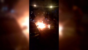 Auto začalo horieť počas jazdy, z motora šľahali plamene