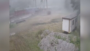 Vietor a popadané stromy paralyzovali železničnú dopravu na Slovensku