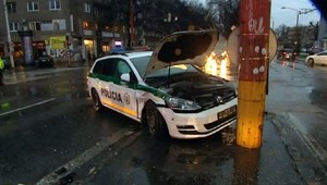 Policajti prechádzali s majákom a sirénou na červenú, zrazili sa s autom