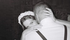 Randil s Adelou, zobral si prekrásnu vnučku legendárneho herca. FOTO zo svadby!