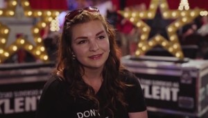 Překonala dětství poznamenané bolestí: Dnes je z ní silná žena se smyslem pro humor!