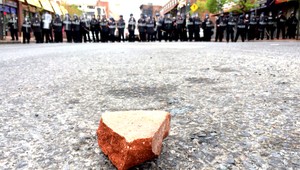 Bojisko Baltimore. V meste vyhlásili výnimočný stav