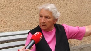 Jeden muž babičku (81) zabával a druhý ukradol zlaté zuby a šperky