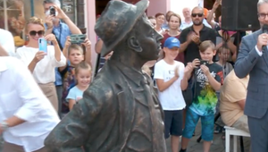 Nezabudnuteľná postava Jozefa Kronera sa vrátila: V Sabinove odhalili sochu Tóna Brtka
