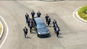 Ochranka Kim Čong Una zaujala poklusom vedľa auta. Je to štandard, tvrdia slovenskí bodyguardi