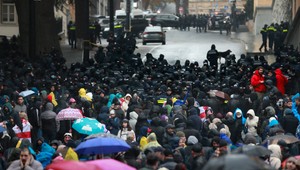 Europoslanci odmietli výsledky volieb. Gruzínsko pozastavuje prístupové rokovania s EÚ, oznámil premiér