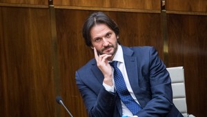 Politológ: Neskoro, ale predsa. Politické strany reagujú na odstúpenie Roberta Kaliňáka