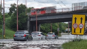 Silné búrky v hlavnom meste: Poškodené autá, odklonená doprava