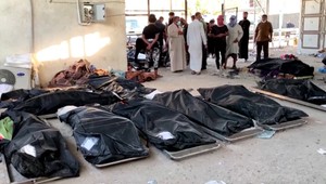 VIDEO: Výbuch nemocnice v Iraku si vyžiadal už 92 obetí. Nahnevaní pozostalí na protest podpálili policajné autá