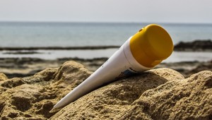 Krémy na opaľovanie škodia nielen morským živočíchom, ale aj nám. Čo by nemali obsahovať?