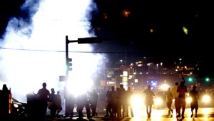 Policajti nasadili slzotvorný plyn, zatkli tridsaťjeden demonštrantov