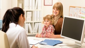 Poplatky u lekárov môžu byť ešte vyššie, tvrdí analytik