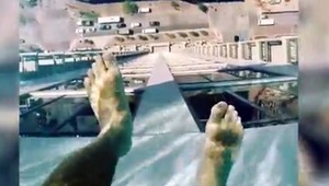 Nič pre slabé povahy! Sklenený bazén vo výške 150 metrov