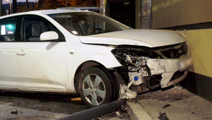 Zvláštna nehoda v Banskej Bystrici. Auto vrazilo do reštaurácie