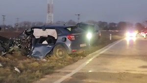 Pri Senci sa zrazili dve autá. Jeden človek zostal zakliesnený vo vraku