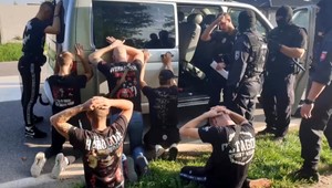 Trnavskí fanúšikovia zaútočili na posádku auta: Ich cieľom boli futbalové šály