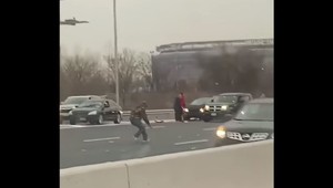 Kolóny a nehody spôsobili peniaze. Pršali totiž z neba